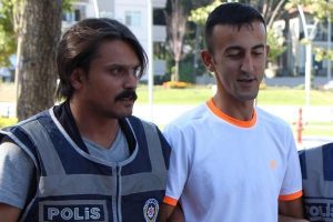 Firariyi d&ouml;vmesi yakalattı