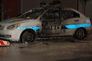 Polis aracına molotoflu saldırı