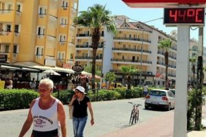 Termometreler 44 dereceyi g&ouml;sterdi