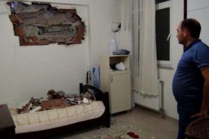 İş makinesi apartman duvarını deldi