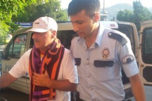 Plajda fotoğraf &ccedil;eken adam lin&ccedil; ediliyordu