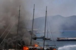 Ka&ccedil;akları taşıyan tekne yanarak battı