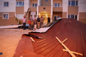 Fırtına &ccedil;atıları u&ccedil;urdu