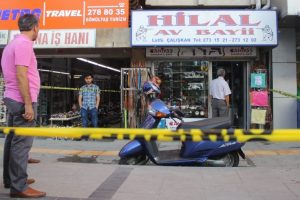 Av t&uuml;feğini temizlerken kendini vurdu