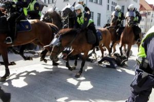 Atlı polislerden sert m&uuml;dahale