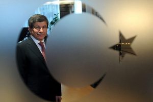 Yunan gazetesi Davutoğlu'nu "Haftanın Şahsiyeti" ilan etti