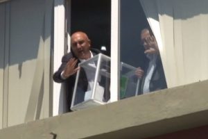 CHP'li Vekil polisi g&ouml;r&uuml;nce sandığa sarıldı