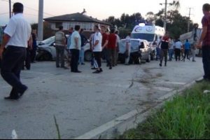 2 otomobil kafa kafaya &ccedil;arpıştı