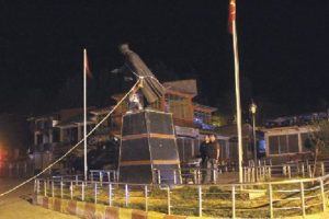 Atat&uuml;rk heykelini devirme girişimi