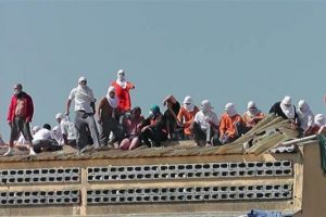 Kafa kestiler, &ccedil;atıdan attılar