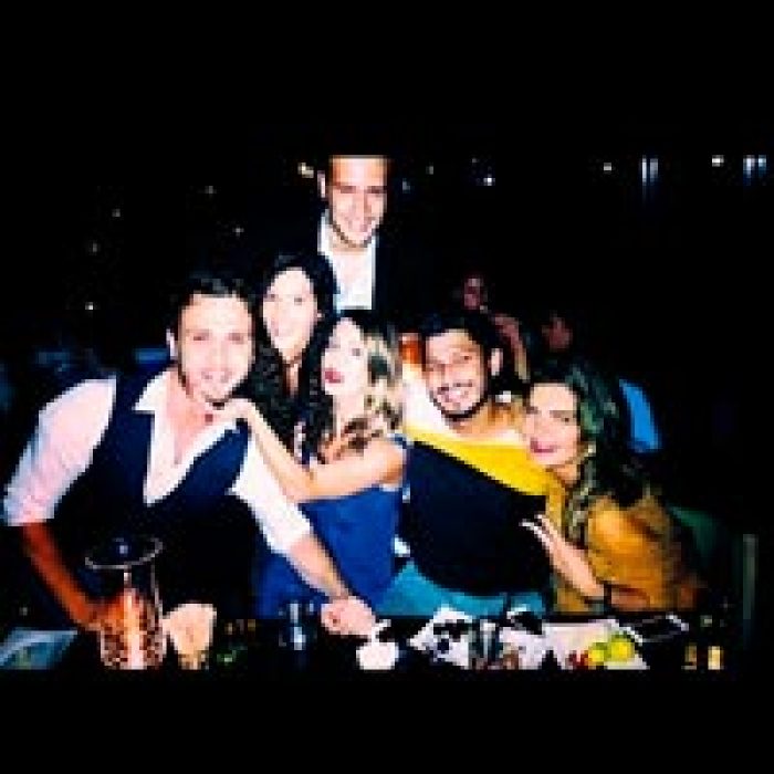24'&uuml;nc&uuml; yaşını dostlarıyla kutladı...