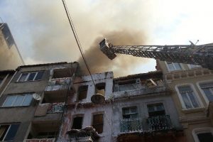 Beyoğlu'nda korkutan yangın