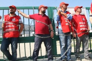 İşten &ccedil;ıkarılınca eylem yaptılar