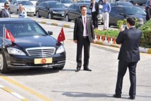 G&uuml;l'&uuml;n arabasıyla hatıra fotoğrafı