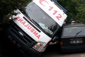 Ambulans kaza yaptı, bekleyen hasta &ouml;ld&uuml;