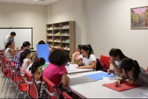 Gen&ccedil;ler el sanatlarını &ouml;ğreniyor