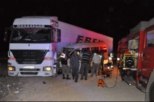 TIR yolcu minib&uuml;s&uuml; ile &ccedil;arpıştı