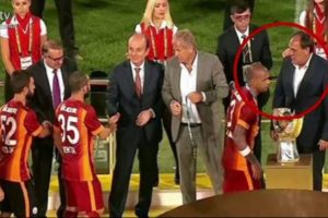 Elini yine sıkmadı