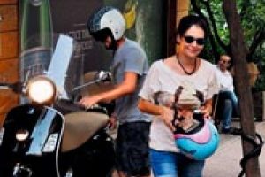 Motosikletle dolaşırken gazetecilerle karşılaştı...