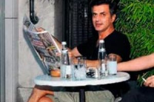 Gazete okurken bir yandan da rakı i&ccedil;tiği g&ouml;r&uuml;ld&uuml;...