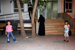 &Ccedil;ocuklarıyla &ccedil;adır kente yerleştirildi