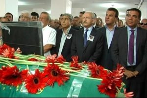 Kılı&ccedil;daroğlu cemevindeki t&ouml;rene katıldı