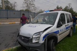 Polis aracı kaza yaptı: 3 yaralı