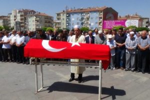 &Uuml;nl&uuml; şair son yolculuğuna uğurlandı
