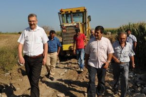Belediyeden &ccedil;ift&ccedil;ilere yol desteği