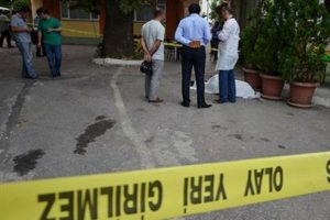 Komşusunu &ouml;ld&uuml;r&uuml;p oğlunu yaraladı