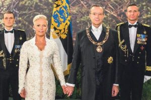First Lady başka adamın kollarında