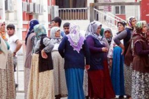 Yolcu minib&uuml;s&uuml;n&uuml;n &ouml;n&uuml; kesilip, s&uuml;r&uuml;c&uuml;s&uuml; &ouml;ld&uuml;r&uuml;ld&uuml;