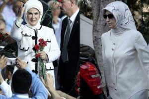 İkisi de beyaz giydi