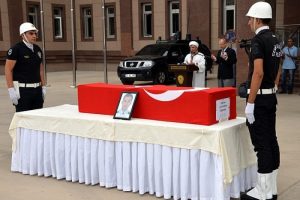 Diyarbakır'da şehit olan polisin cenazesi toprağa verildi