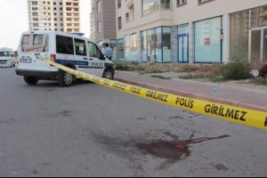 Boşanmak &uuml;zere olduğu eşini sokak ortasında...