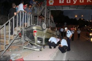 Kafasına otomobil d&uuml;şt&uuml;