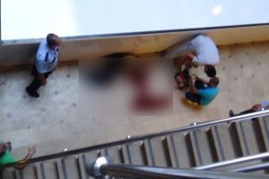 AVM'de dehşet! 3. kattan yere &ccedil;akıldı