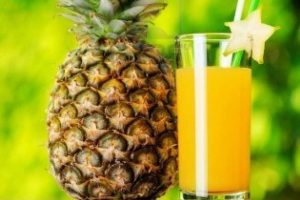 Ananas suyu g&uuml;zelleştiriyor