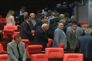 &Ccedil;i&ccedil;ek'e i&ccedil; t&uuml;z&uuml;ğ&uuml; fırlattılar