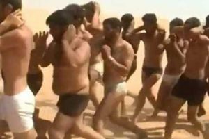 IŞİD'den korkun&ccedil; infaz! 200 askeri soyup...