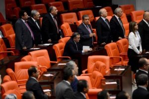 Bir tek MHP'li vekil Erkan Ak&ccedil;ay ayağa kalkmadı!