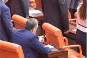 Erdoğan konuşuyorken bir tek o ayağa kalkmadı!