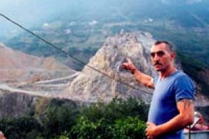 Taş ocağı, k&ouml;y&uuml; başlarına yıktı