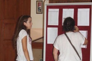 Veliler nakil i&ccedil;in okullara koşuyor
