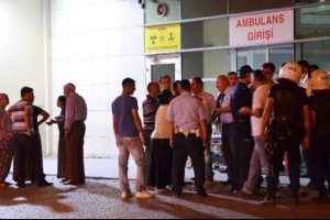 &Ccedil;ocukların kavgasına b&uuml;y&uuml;kler karıştı: 15 yaralı, 30 g&ouml;zaltı