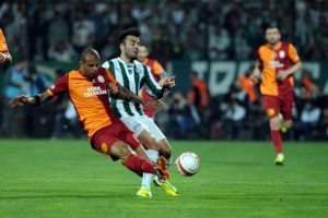 Timsah Aslan'ı bekliyor