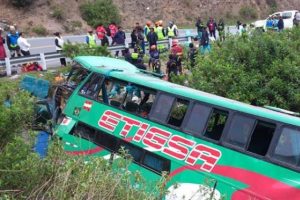 Kanada'da otob&uuml;s devrildi: 56 yaralı