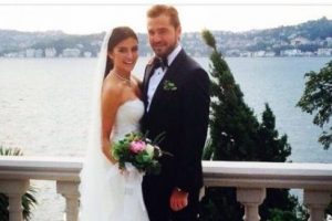 Neslişah Alko&ccedil;lar'ın gelinlikle ilk pozu...