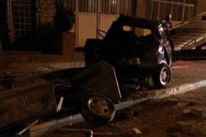 İkiye b&ouml;l&uuml;nen otomobilden sağ &ccedil;ıktı!