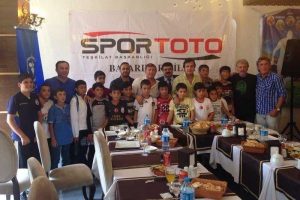 Futbolun ustaları Karslı gen&ccedil;lerle buluştu